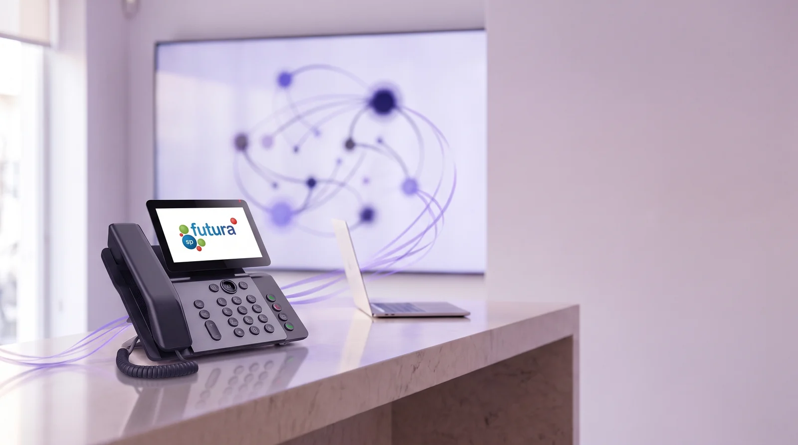 Teléfono IP Fanvil V66 sobre el mostrador de una oficina, con el logotipo de Futura SP en su pantalla; del teléfono salen trazos de luz violeta hacia una pantalla de pared con un esquema de nodos conectados, que representa la llamada entrando en el flujo automático del agente de IA.